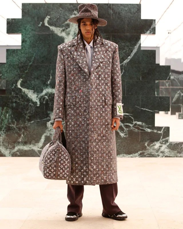 Louis Vuitton se snaží odbourat zažité stereotypy: Pro muže navrhl sukně a  topy à la mrakodrap