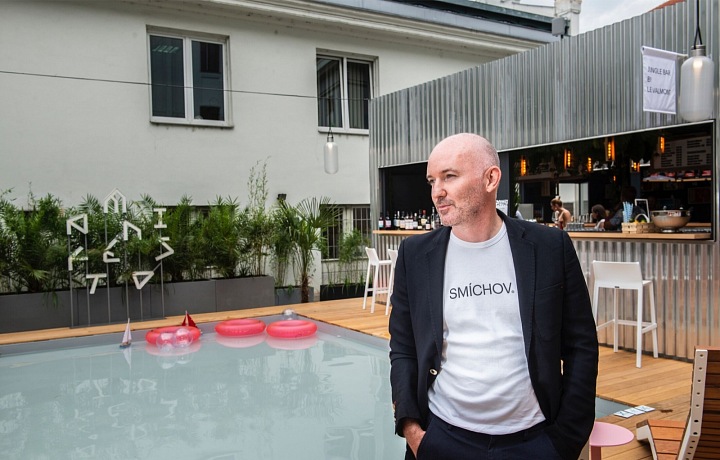 Zakladatel marketu Martin Barry. 