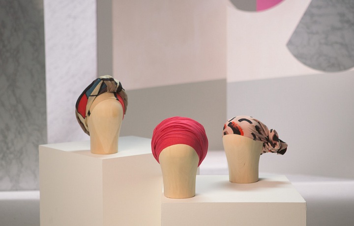 Návody na styling šátků a paruk naleznete na ghdhair.com