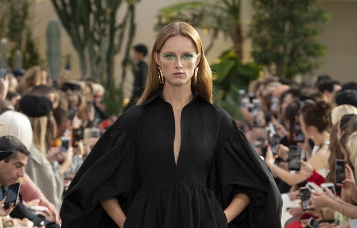 Přehlídku otevřela vlna černých modelů