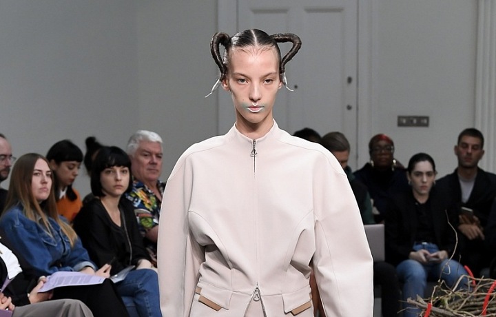 Kiko Kostadinov představil barevnou módu.