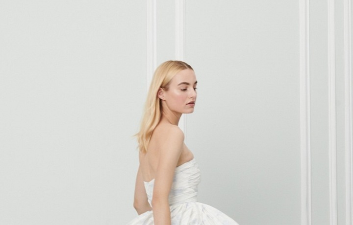 Luxusní společenské šaty se vzorem.