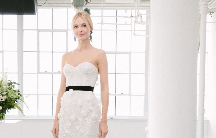 Krajkové šaty s černou stuhou.