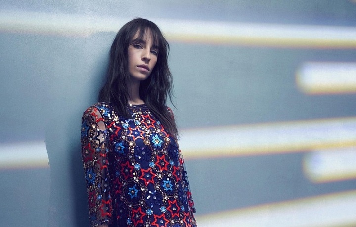 Jedinečné a nepřehlédnutelné šaty.