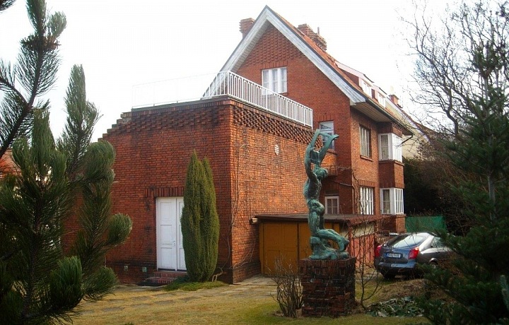 Kafkova vila v Praze a socha Bohumila Kafky