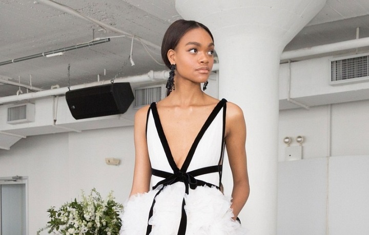 Černobílá kombinace je moderní.