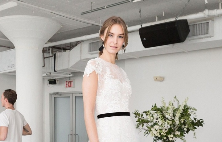 Krajkové šaty s černou stuhou.