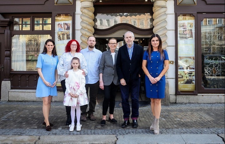 Marek Eben, tým nadačního fondu Naše plíce a rodina s Aničkou v Karlových Varech před hotelem Embassy, kde se předávání uskutečnilo