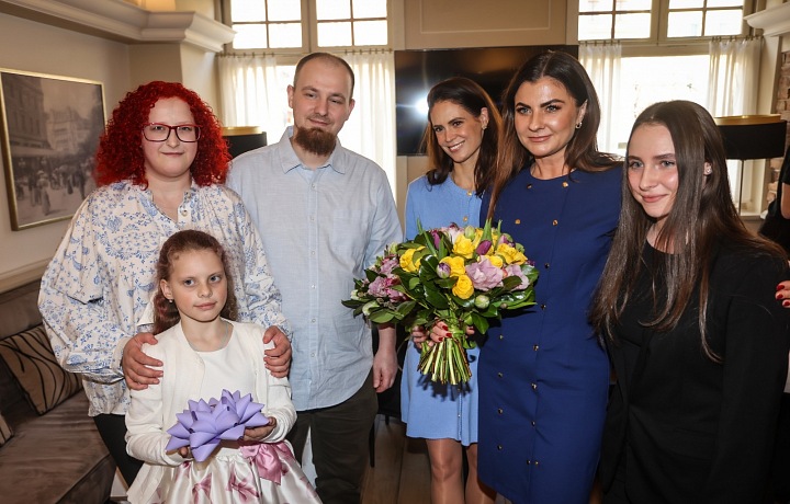 Celý tým nadačního fondu Naše plíce v čele s Elenou Jakubovič na slavnostním předávání dýchací vesty pro Aničku