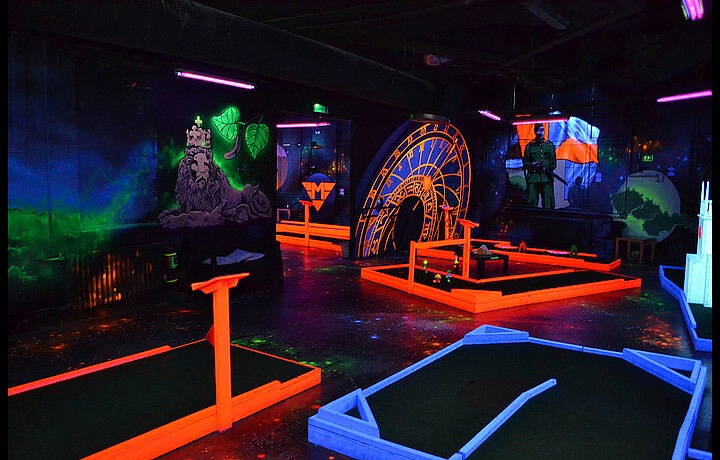 Black light minigolf