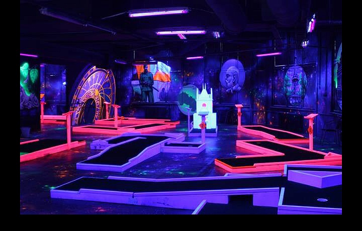 Black light minigolf