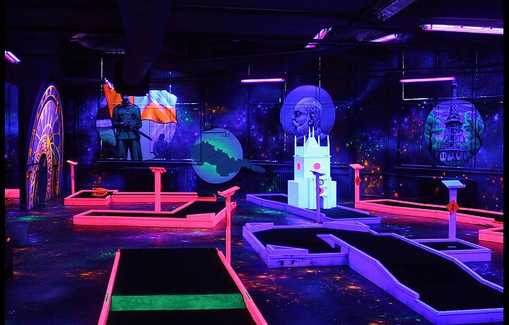 Black light minigolf