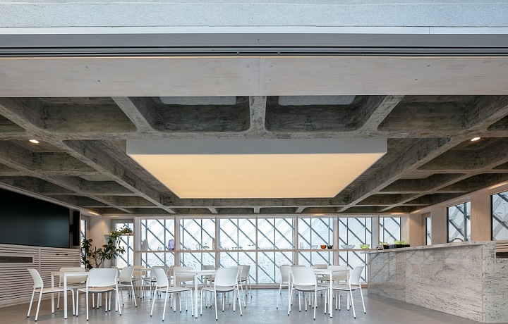 V dolním patře je kavárna pro zaměstnance. 