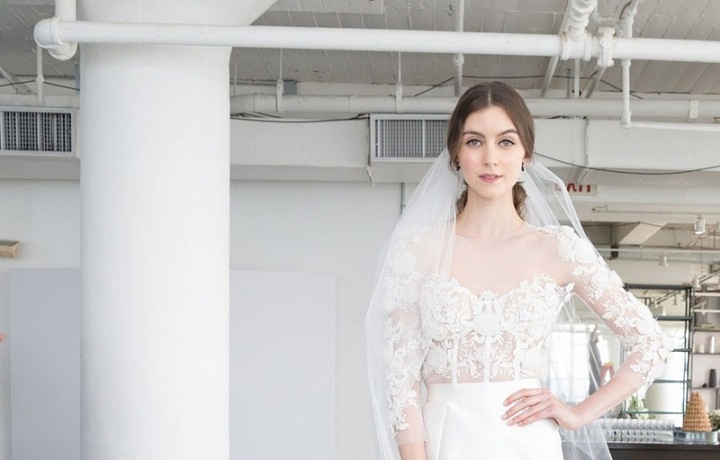 Jemná látka s krajkovým vrškem.