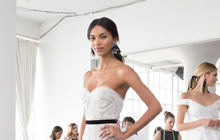 Krajkové šaty s černou stuhou.