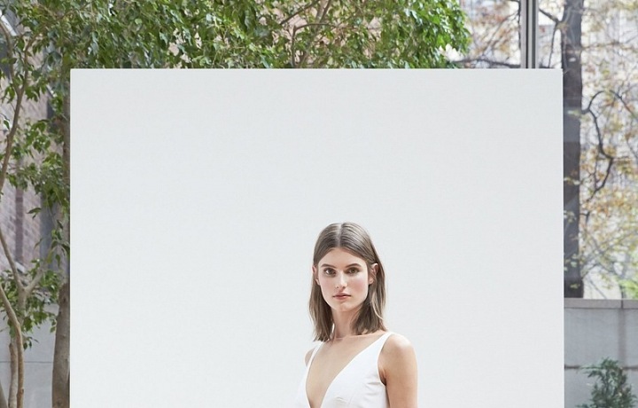 Lehké šaty s velkou zdobnou mašlí.