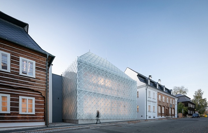 Za denního světla působí mezi dvěma roubenkami opravdu netradičně. 