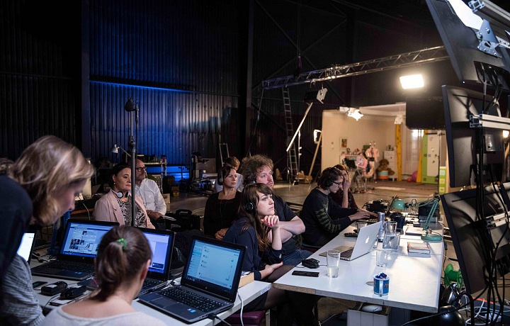 Tým odborníků bedlivě poslouchal každý hovor. 