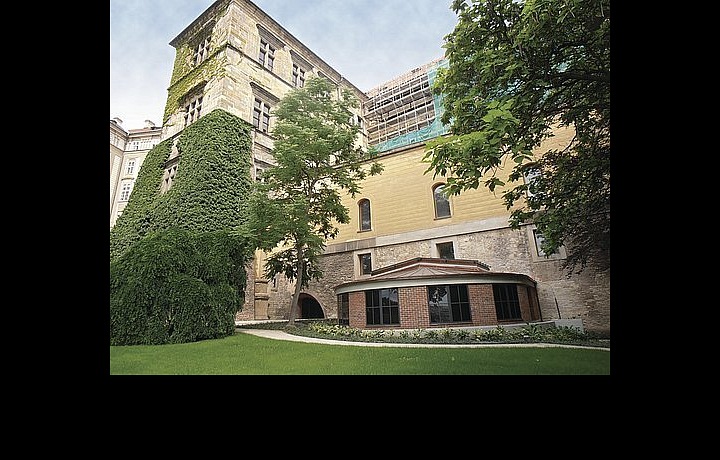 Tereziánské křídlo od Ludvíkova křídla Starého paláce