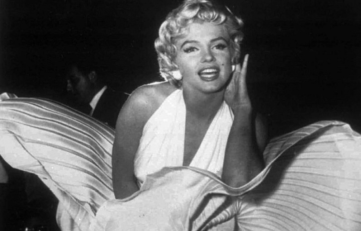 Legendární šaty a póza Marilyn Monroe.