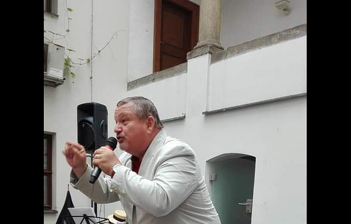 Jiří je prostě bavič a vynikající moderátor. 