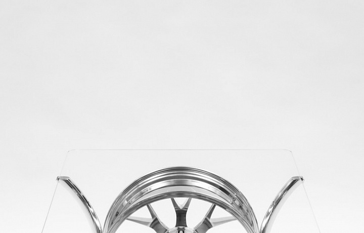 Stolek ze závodních disků Ferrari 458 