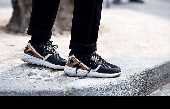 Tenisky na večírek ne