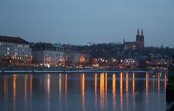 Pohled na Rašínovo nábřeží a Vyšehrad