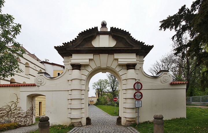 Praha Bubeneč, brána Císařského mlýna