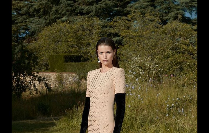 Modelka ve večerních šatech David Koma