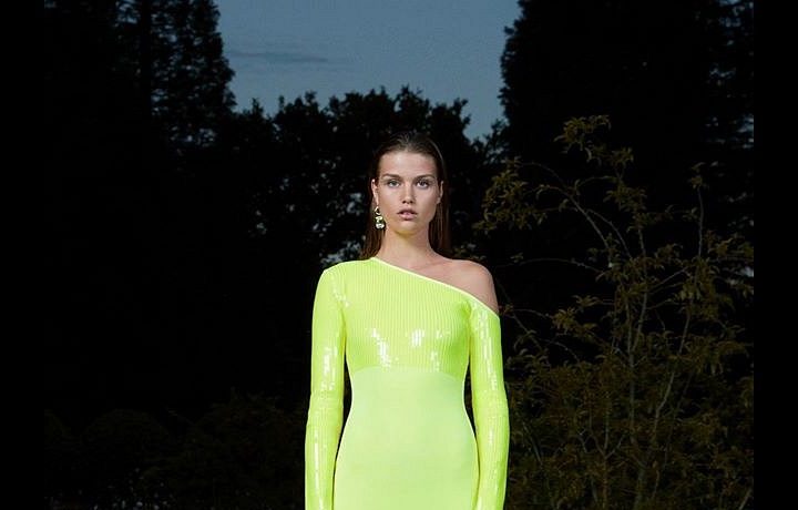 Modelka v neonových mini šatech David Koma