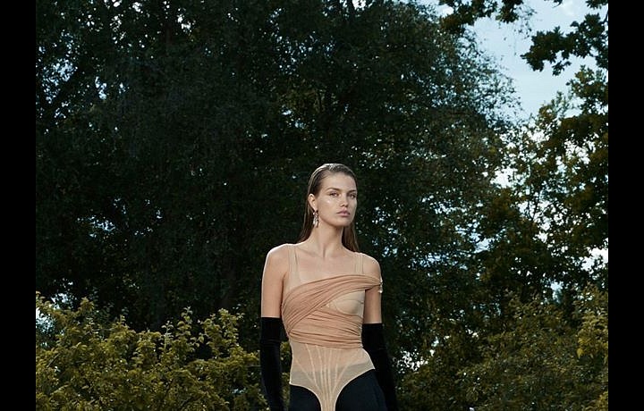 Žena v extravagantním modelu David Koma