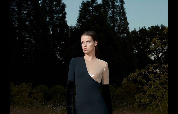 Modelka v mini šatech David Koma