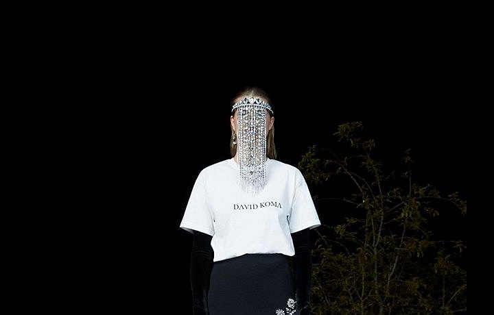 Žena v černo-bílém modelu David Koma