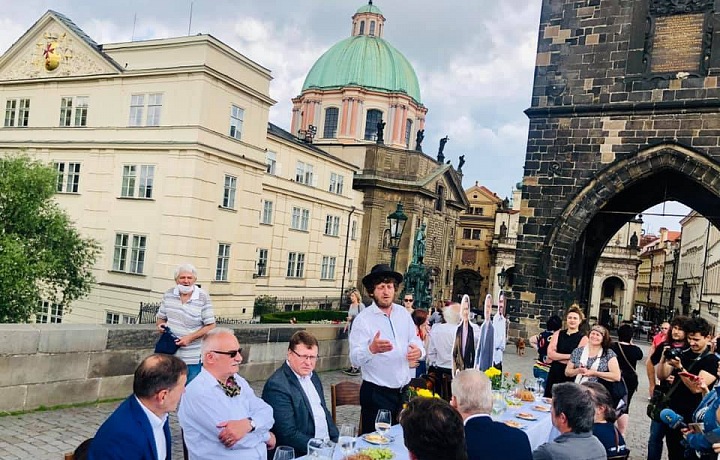 Každý donese své jídlo jako na piknik. 