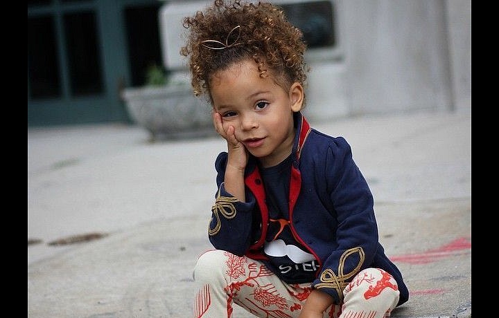 Malá a kudrnatá pětiletá neyorčanka prostě módu miluje. 