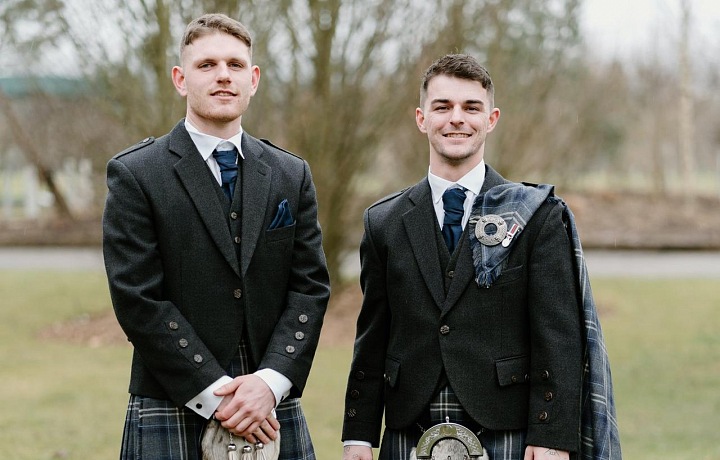 Obvykle bude mít ženich na irské svatbě kilt s tartanem, který představuje hrabství nebo okres Irska, ze kterého pochází