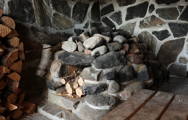 Interiér kouřové sauny v Utsjoki , Finsko