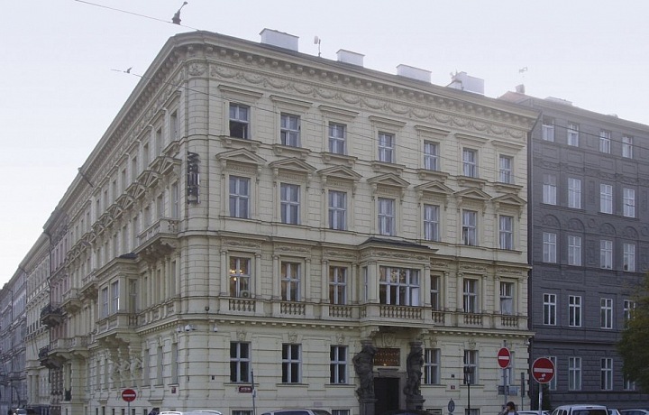 Obytný dům Janáčkovo nábřeží 63 (Vítězná 1)