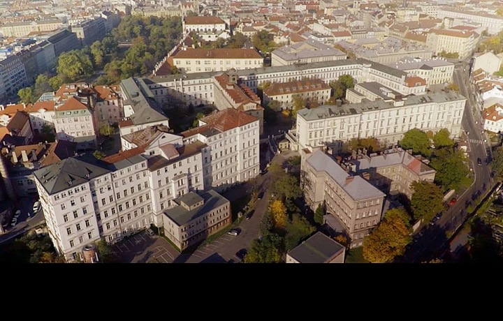 Všeobecná fakultní nemocnice v Praze zakázala návštěvy.