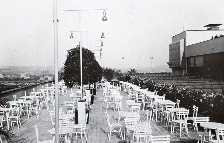 Kavárna v 6. poschodí, konec 20.let