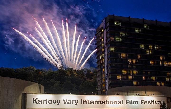 Hlavní vstup do kina a hotelu Thermal