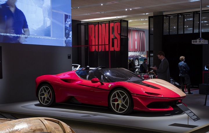 Under your skin, výstava v Londýně