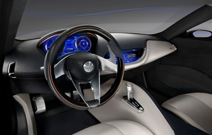 Maserati a přední část vozu