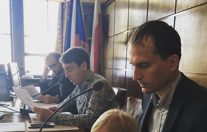 Starosta Prahy 7 se umí postarat o dcery za každé situace. 