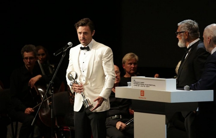 Herec Casey Affleck vloni převzla cenu prezidenta festivalu