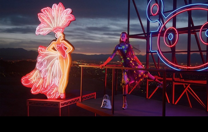 Prada a její neonový sen