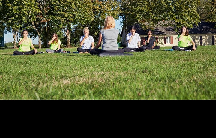 Studenti praktizují jógu