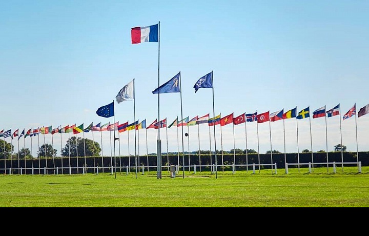 Vlajky národností, které studují na Ecole des Roches