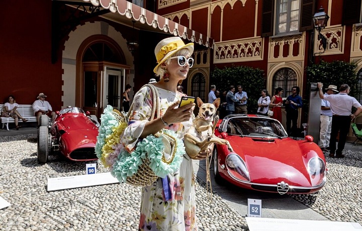 1954 Maserati SpA 250F (vlevo) a vítěz Coppa d'Oro Villa d'Este 1968 Alfa Romeo 33/2 Stradale.